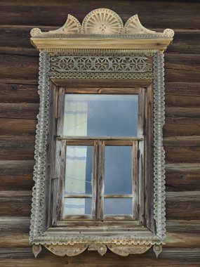 Eski ahşap bir evin penceresi. Eski bir Rus evi. Rusya, Ural