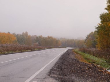 İlk kar. Sonbahar. Yol. Rusya, Ural, Perm bölgesi