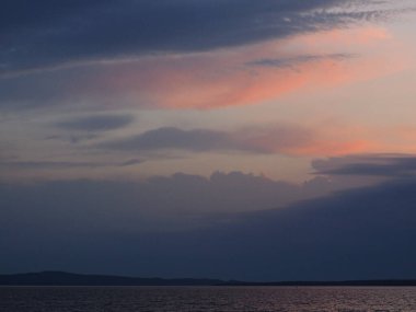 Gün batımı. Büyük nehirde. Güzel gökyüzü. Yaz. Rusya, Ural, Perm bölgesi