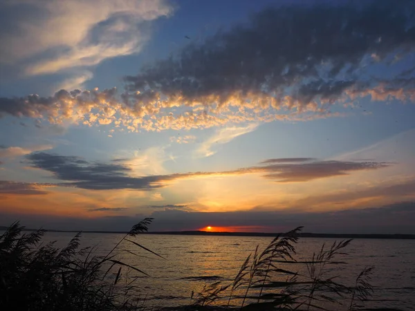 Solnedgång Den Stora Floden Kusten Vackra Moln Gräs Sommar Ryssland — Stockfoto