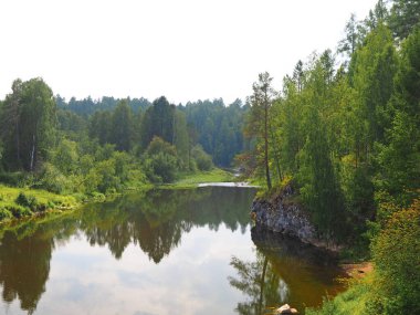 Dağ nehri, kayalar, orman. Rezerv, Rusya, Yekaterinburg, Sverdlovsk Bölgesi         