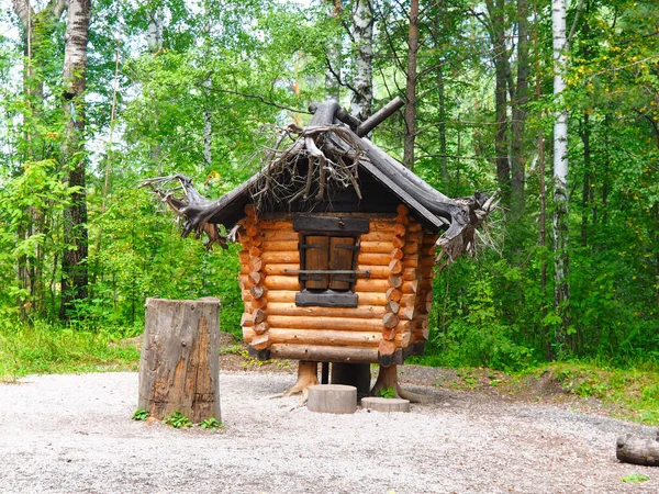 ロシアの魔女ババ ヤガのおとぎ話の木造家屋 鶏の足の小屋 ロシアの民間伝承夏 ウラル スヴェルドロフスク地方 ロシア — ストック写真