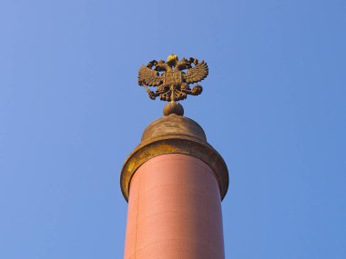 Ayrılma izi, çift başlı kartal, Rusya arması. Avrupa ve Asya arasındaki sınır. Yekaterinburg, Sverdlovsk bölgesi, Rusya.