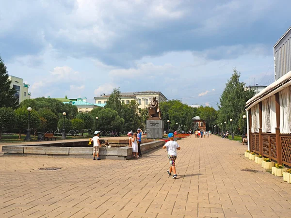 Stadslandskap Barn Som Leker Vid Fontänen Jekaterinburg Sverdlovsk Ryssland — Stockfoto