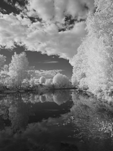 Flodviken Träden Himlen Sommar Infrarött Foto Annan Vision Ryssland Ural — Stockfoto