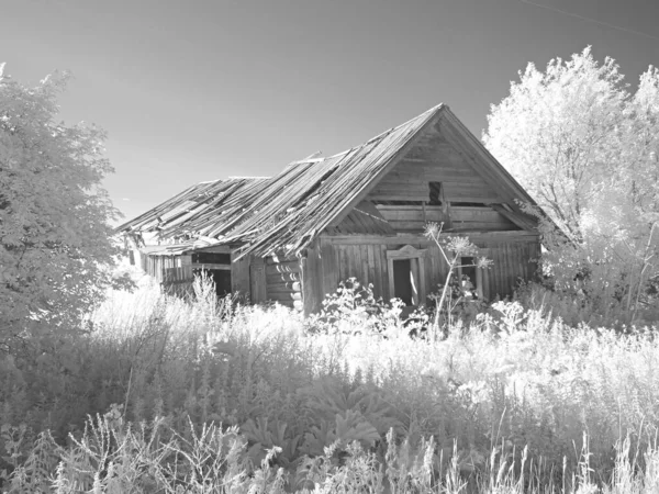 村の古い木造家屋を放棄した 赤外線写真 別のビジョンだ ロシア ウラル ペルミ地方 — ストック写真