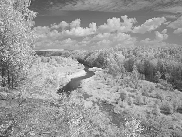 自然保護区山ウラルの性質 山の風景 赤外線写真 別のビジョンだ ロシア ウラル スヴェルドロフスク地方 — ストック写真