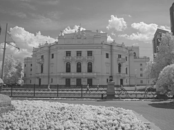 Yekaterinburg Devlet Akademik Opera Bale Tiyatrosu Şehir Peyzajı Kızıl Ötesi — Stok fotoğraf