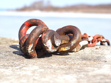 Eski iskele zinciri. Bahar. Bahar doğası. Rusya, Ural