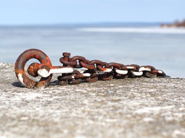 Eski iskele zinciri. Bahar. Bahar doğası. Rusya, Ural