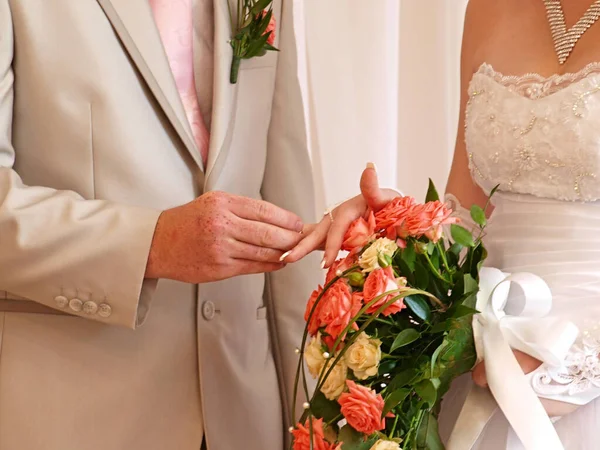 Bröllopstradition Brudgummen Sätter Sig Vigselring Till Bruden Bröllopsbukett Ryssland Ural — Stockfoto