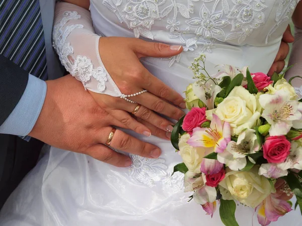 Friss Házasok Kezei Gyűrűkkel Esküvői Csokorral Oroszország Urál — Stock Fotó