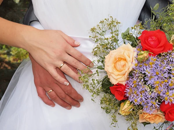 Händerna Nygifta Med Ringar Bröllopsbukett Ryssland Ural — Stockfoto