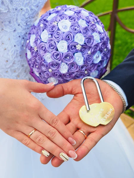 Hands Newlyweds Rings Wedding Bouquet Wedding Lock Russia Russian Tradition — Stock Photo, Image
