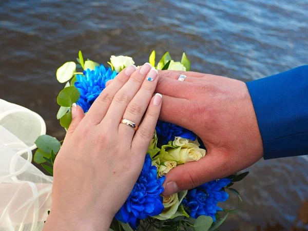 Händerna Nygifta Med Ringar Bröllopsbukett Ryssland Rysk Tradition Ural — Stockfoto