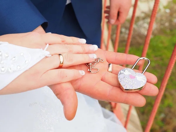 Handen Van Pasgetrouwden Met Ringen Huwelijksboeket Bruidsslot Sleutel Rusland Russische — Stockfoto