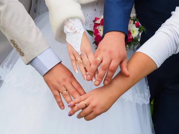 Händerna Nygifta Med Ringar Bröllopsbukett Två Par Ryssland Rysk Tradition — Stockfoto