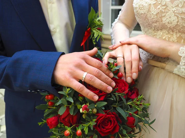 Mani Degli Sposi Con Anelli Bouquet Sposa Russia Tradizione Russa — Foto Stock