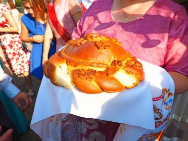 Düğün aksesuarı. Düğün ekmeği, düğün Rus gelenekleri. Yeni evliler için ekmek. - Evet. Rusya, Ural