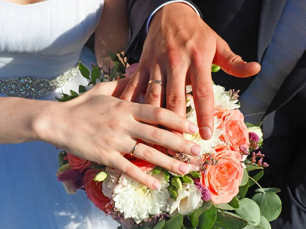 Mani Degli Sposi Con Anelli Bouquet Sposa Russia Tradizione Russa — Foto Stock