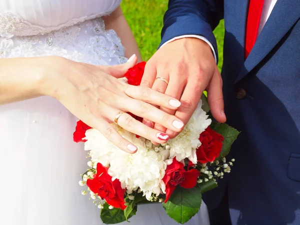 Händerna Nygifta Med Ringar Bröllopsbukett Ryssland Rysk Tradition Ural — Stockfoto