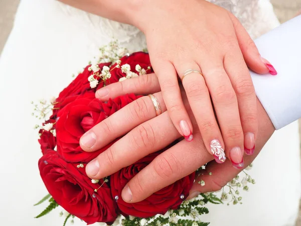 Händerna Nygifta Med Ringar Bröllopsbukett Bröllopslåset Nyckeln Ryssland Rysk Tradition — Stockfoto