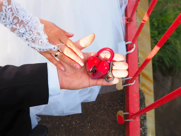 Friss Házasok Kezei Gyűrűkkel Esküvői Csokorral Esküvői Zár Kulcs Oroszország — Stock Fotó