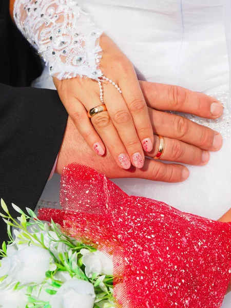 Mani Degli Sposi Con Anelli Bouquet Sposa Serratura Nuziale Chiave — Foto Stock