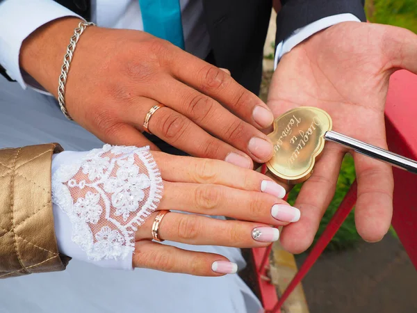 Händerna Nygifta Med Ringar Bröllopsbukett Bröllopslåset Nyckeln Ryssland Rysk Tradition — Stockfoto