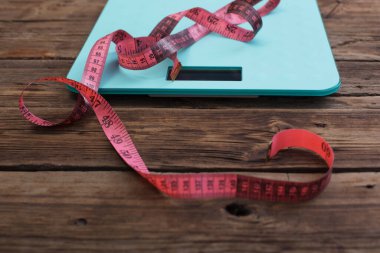 Mavi zemin pulları ve koyu ahşap arka planda pembe bant. 