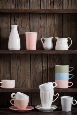  Eski siyah ahşap arka planda mutfak bulaşık takımı 