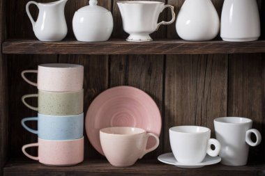  Eski siyah ahşap arka planda mutfak bulaşık takımı 