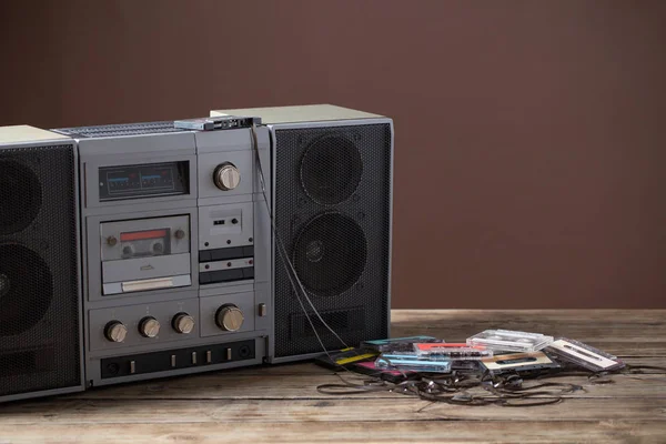 Oude bandrecorder en cassette op houten tafel — Stockfoto