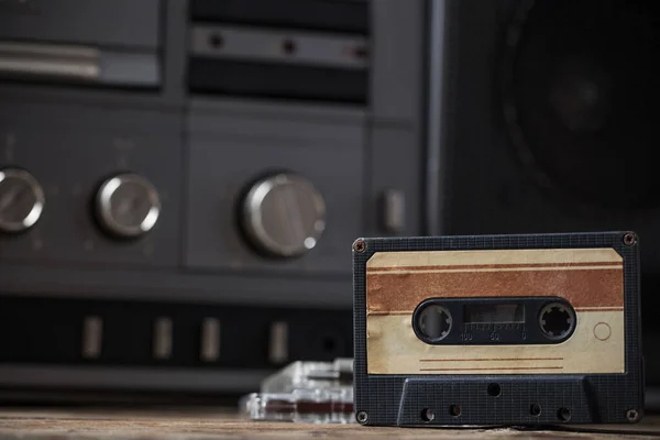 木製のテーブルの上に古いテープレコーダーとカセット — ストック写真