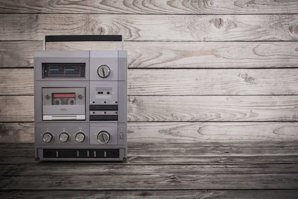 木の背景に古いテープレコーダーとカセット — ストック写真