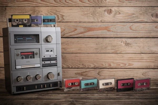 木の背景に古いテープレコーダーとカセット — ストック写真