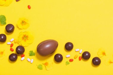 Çikolata yumurtalı, şekerli ve spri soslu Paskalya sarısı