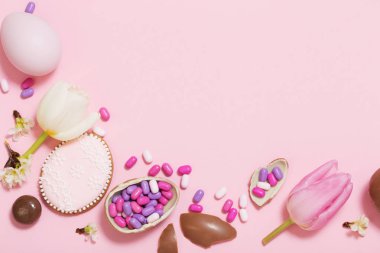 Yumurta ve çiçekli paskalya pembesi 