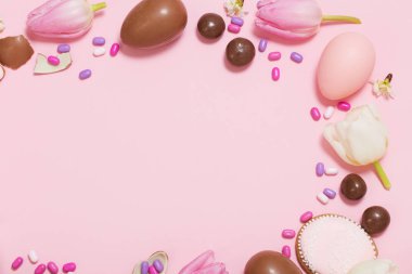 Yumurta ve çiçekli paskalya pembesi 