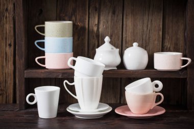  Eski siyah ahşap arka planda mutfak bulaşık takımı 