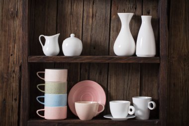  Eski siyah ahşap arka planda mutfak bulaşık takımı 