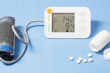 mavi arkaplanda modern tonometre 