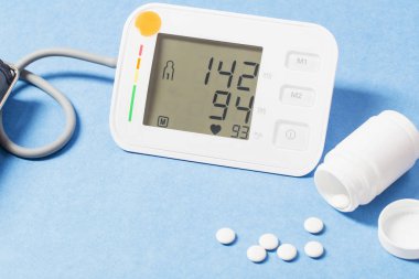 mavi arkaplanda modern tonometre 