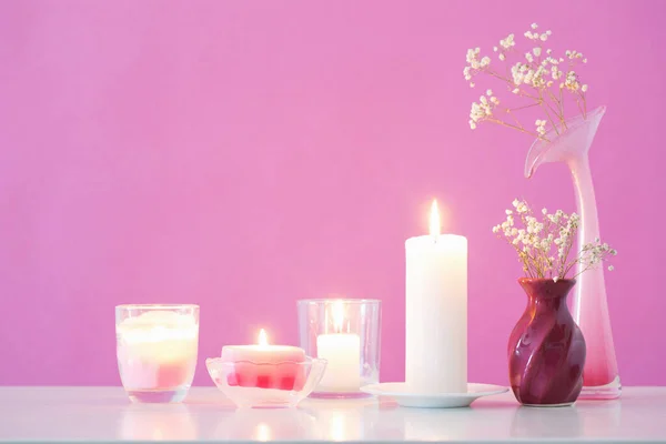 白い木製のテーブルの上に花のキャンドル — ストック写真