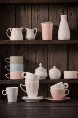 Eski siyah ahşap arka planda mutfak bulaşık takımı