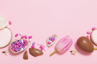 Yumurta ve çiçekli paskalya pembesi