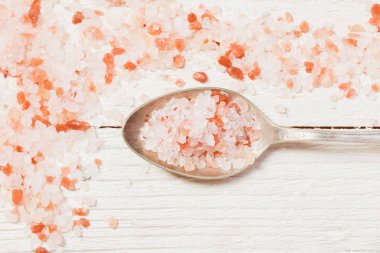 Himalaya tuzu beyaz ahşap arka planda eski kaşık