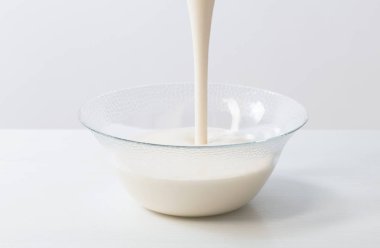 Beyaz zemin üzerinde cam plaka hamuru