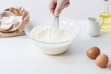 Beyaz arka planda hazırlanması için cam tabakta hamur ve ürünler