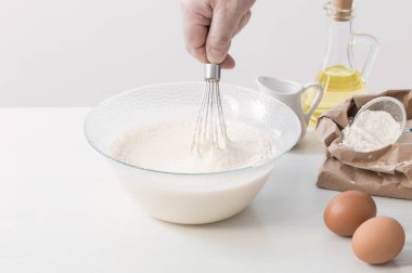 Beyaz arka planda hazırlanması için cam tabakta hamur ve ürünler